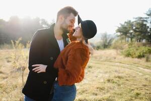 Liebe, Beziehung, Familie, Jahreszeit und Menschen Konzept - - lächelnd Paar umarmen Über Herbst natürlich Hintergrund. foto