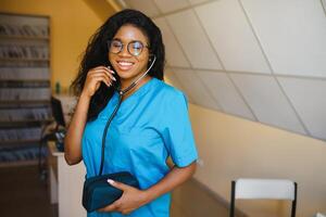 attraktiv weiblich afrikanisch amerikanisch medizinisch Fachmann im Büro foto