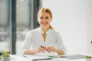 medizinisch Arzt Frau im das Büro. foto