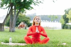 jung Frau tun Yoga Übung im Grün Park foto