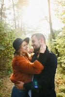 glücklich jung Paar im Liebe beim das Park foto