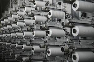 Weberei Maschinen von das Fabriken. Produktion von Textilien. foto