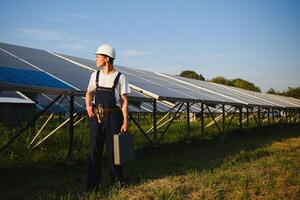 verlängerbar Energie und Solar- Leistung Konzept, Arbeiter oder elektrisch Ingenieure sind Überprüfung und Ausbildung Installation Photovoltaik Pflanze im Solar- Leistung Bahnhof Alternative Energie von Natur foto