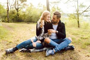 romantisch jung Paar im Liebe entspannend draußen im Park. foto