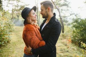 glücklich jung Paar im Liebe draussen im Herbst. foto