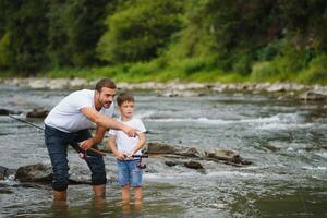 Vater und Sohn zusammen Angeln foto