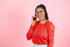 Porträt von ziemlich heiter Mädchen reden auf Telefon diskutieren Nachrichten zellular isoliert Über Rosa Pastell- Farbe Hintergrund. foto