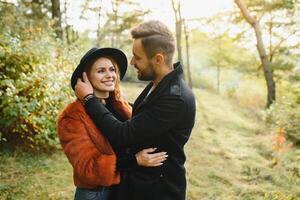 romantisch jung Paar im Liebe entspannend draußen im Park. foto