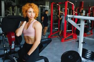 schließen oben Bild von attraktiv passen Frau im Fitnessstudio foto