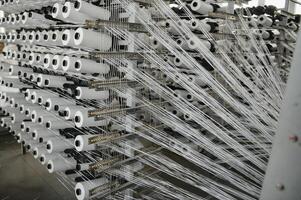 industriell Stoff Produktion Linie. Weberei Webstühle beim ein Textil- Fabrik foto