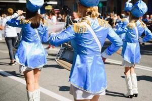 Majoretten mit Weiß und Blau Uniformen ausführen im das Straßen von das Stadt. fotografisch Serie foto