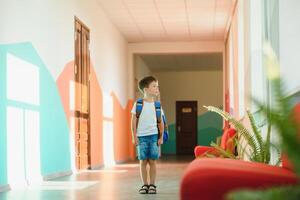 Schüler mit ein Rucksack im das Schule Flur foto