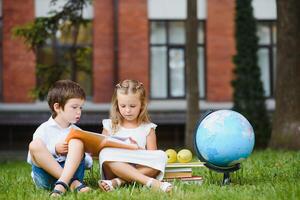 Porträt von jung Kinder zuerst Tag von Schule foto