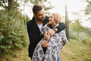 romantisch jung Paar im Liebe entspannend draußen im Park. foto