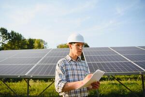 Ingenieur Arbeiten auf Überprüfung und Instandhaltung Ausrüstung beim Solar- Leistung Pflanze. foto