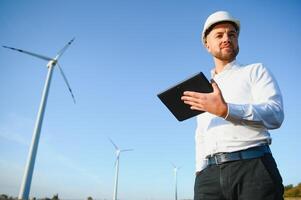 elektrisch Ingenieure Arbeiten beim Wind Turbine Leistung Generator Bahnhof mit Laptop Computer foto