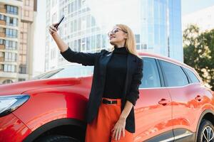 Fachmann weiblich Manager Stehen in der Nähe von Auto beim Büro Gebäude foto