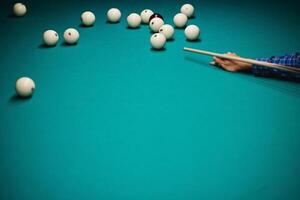 Spiel von Billard das Hand von ein Mann mit ein Billard- Stichwort Ziele beim ein Billard- Ball foto