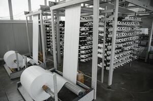 Weberei Maschinen von das Fabriken. Produktion von Textilien. foto