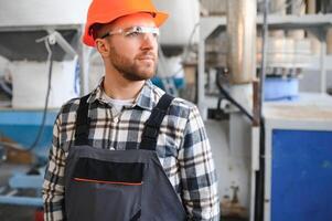 Porträt von Fabrik Arbeiter. jung gut aussehend Fabrik Arbeiter foto