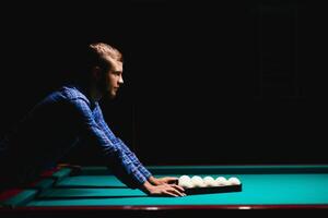 spielen Billard- - - Nahansicht Schuss von ein Mann spielen Billard- foto