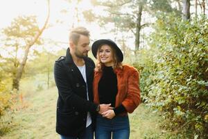 glücklich jung Paar im Liebe draussen im Herbst. foto