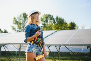 Frauen Ingenieur Arbeiten auf Überprüfung Überprüfung Status Ausrüstung beim Solar- Leistung Pflanze. Frau Arbeiten auf draussen beim Solar- Leistung Pflanze foto