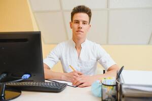 Porträt lächelnd Arzt beim Büro foto