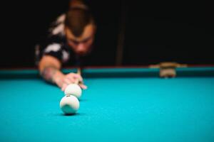 jung Mann spielen Billard. Ausgaben kostenlos Zeit auf Glücksspiel foto