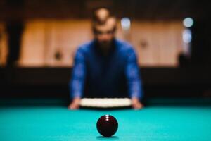 spielen Billard- - - Nahansicht Schuss von ein Mann spielen Billard- foto