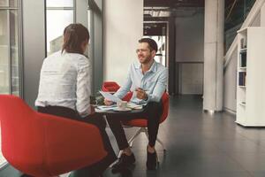 zwei Geschäft Kollegen Analysten Arbeiten mit Unterlagen zusammen Sitzung im Büro. Zusammenarbeit Konzept foto