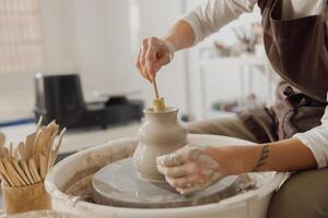 schließen oben von Handwerker Hände Gestaltung Lehm Schüssel im Keramik Studio. Keramik Kunst und Kreativität foto