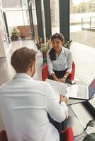 zwei Geschäft Kollegen Analysten Arbeiten mit Unterlagen zusammen Sitzung im Büro. Zusammenarbeit Konzept foto