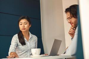 finanziell Analytiker konsultieren Klient zu erhöhen, ansteigen Geschäft Rentabilität Sitzung im gemütlich Coworking foto