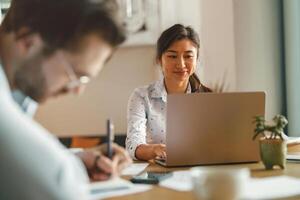 zwei vielfältig Geschäft Kollegen Arbeiten zusammen auf Projekt Sitzung im modern Treffen Zimmer foto