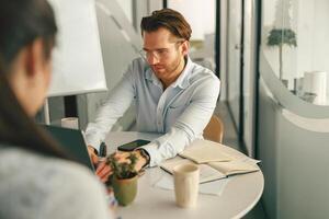 zwei vielfältig Geschäft Menschen Arbeiten im modern Coworking Raum foto