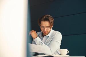 männlich Buchhalter Arbeiten mit finanziell Erklärung während Arbeiten Tag im Büro foto