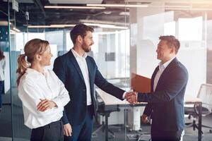 herzlich willkommen zu unser Team, reifen modern Männer im formal tragen zittern Hände im modern Büro foto