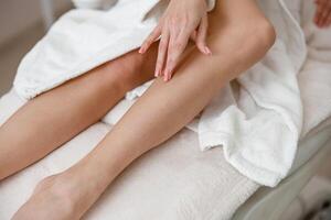 Frau berühren ihr perfekt glatt Haut nach Schönheit Verfahren im Spa Center foto