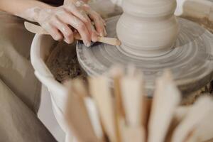 schließen oben von Handwerker Hände Gestaltung Lehm Schüssel im Keramik Studio. Keramik Kunst und Kreativität foto