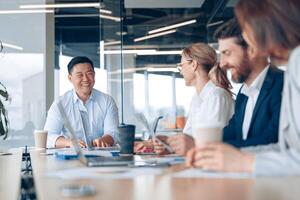 Arbeitsgruppe von jung asiatisch Geschäftsmann Arbeiten und kommunizieren zusammen im ein modern Büro foto