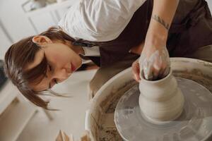 Fachmann weiblich Handwerker Gestaltung Lehm Schüssel im Keramik Studio. Keramik Kunst Konzept foto