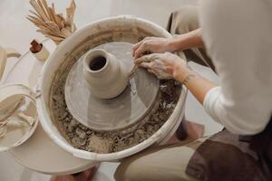 schließen oben von Handwerker Hände Gestaltung Lehm Schüssel im Keramik Studio. Keramik Kunst und Kreativität foto