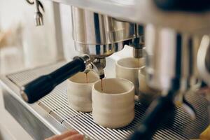 Kaffee Maschine Füllung ein zwei Tassen mit Espresso im Fachmann Kaffee Geschäft foto