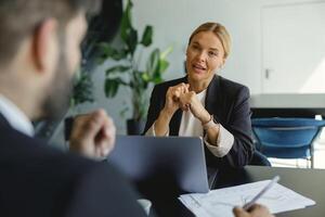 zwei Geschäft Kollegen Arbeiten auf Projekt während Sitzung im Büro Treffen Zimmer foto