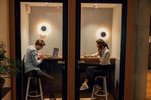 zwei vielfältig Geschäft Menschen Arbeiten im modern Coworking Raum foto
