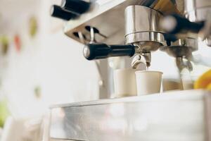 Kaffee Maschine Füllung ein zwei Tassen mit Espresso im Fachmann Kaffee Geschäft foto