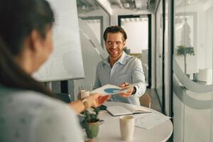 zwei Geschäft Kollegen Analysten Arbeiten mit Unterlagen zusammen Sitzung im Büro. Zusammenarbeit Konzept foto