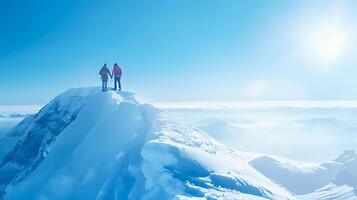 ai generiert abenteuerlich Kletterer erreichen das Gipfel von ein schneebedeckt Berg, unter das expansiv Blau Himmel foto