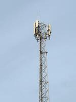 Zelle Telefon Turm auf Blau Himmel Hintergrund foto